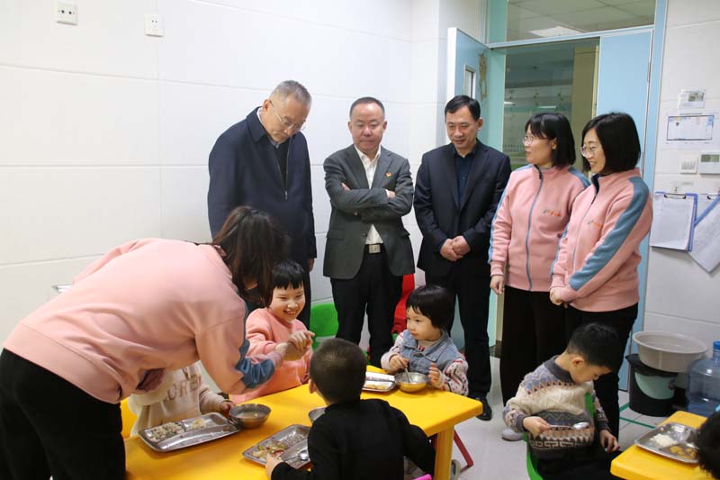 2023年4月6日，高新區(qū)管委會(huì)四級調(diào)研員尤偉生（左一）在高新區(qū)民政衛(wèi)生工作辦公室主任聶振興（左三)陪同下蒞臨兒童早期發(fā)展部看望指導(dǎo)工作.jpg