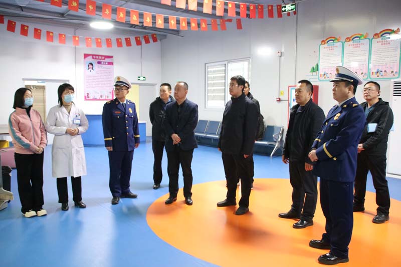 2024年1月31日下午，臨沂高新區(qū)黨工委委員、管委會(huì)副主任馬騰飛（右四），應(yīng)急局黨組書記、局長吳蘭廣（左四），消防大隊(duì)政治教導(dǎo)員高以磊（左三）一行蒞臨兒童早期發(fā)展部指導(dǎo)工作.jpg