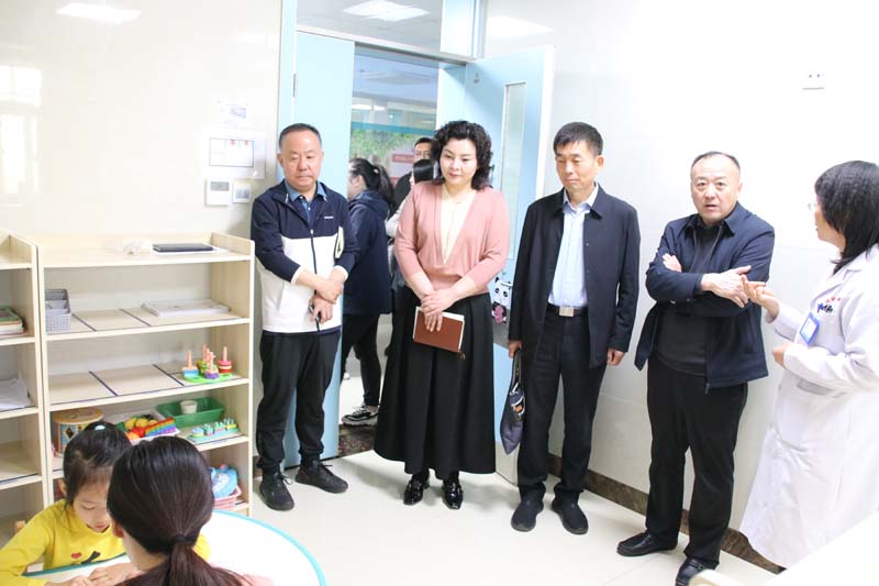2024年4月23日，省紀委監(jiān)委派駐莒南縣洙邊鎮(zhèn)第一書記、省紀委監(jiān)委駐省工業(yè)和信息化廳紀檢監(jiān)察組副組長、一級調(diào)研員孫寬亮（右三），莒南縣洙邊鎮(zhèn)衛(wèi)生院院長羅永桂（右二）等一行蒞臨兒童早期發(fā)展部參觀指導(dǎo)工作.jpg