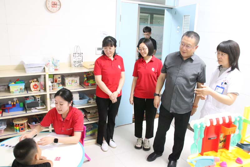 2024年6月14日，山東省衛(wèi)生經(jīng)濟協(xié)會會長，山東省醫(yī)學會副會長，山東省衛(wèi)生健康委員會二級巡視員、醫(yī)療管理服務中心原黨委書記、主任王愛杰（右二）蒞臨兒童早期發(fā)展部參觀指導工作.jpg