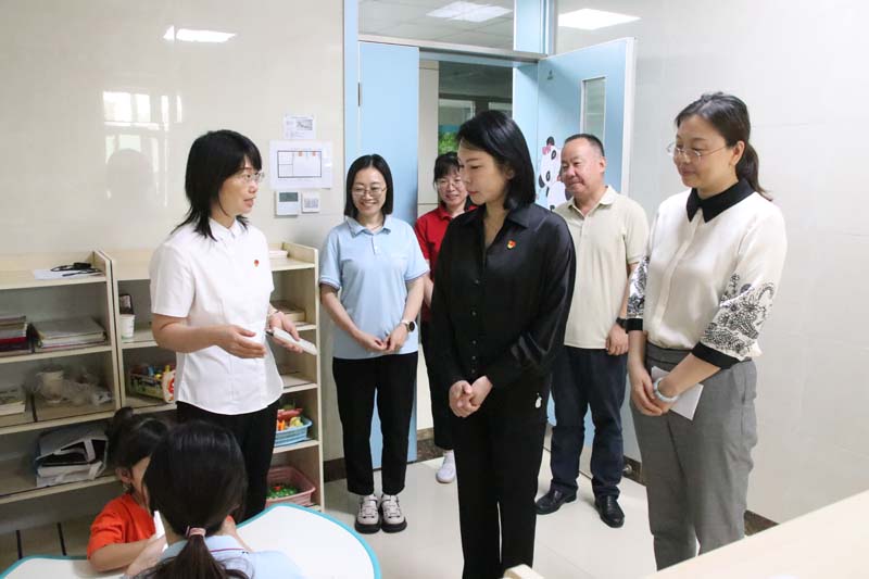 2024年6月26日，高新區(qū)黨工委副書(shū)記、管委會(huì)副主任劉春晨（前中）在院長(zhǎng)丁育紅的陪同下蒞臨兒童早期發(fā)展部參觀指導(dǎo)工作.jpg